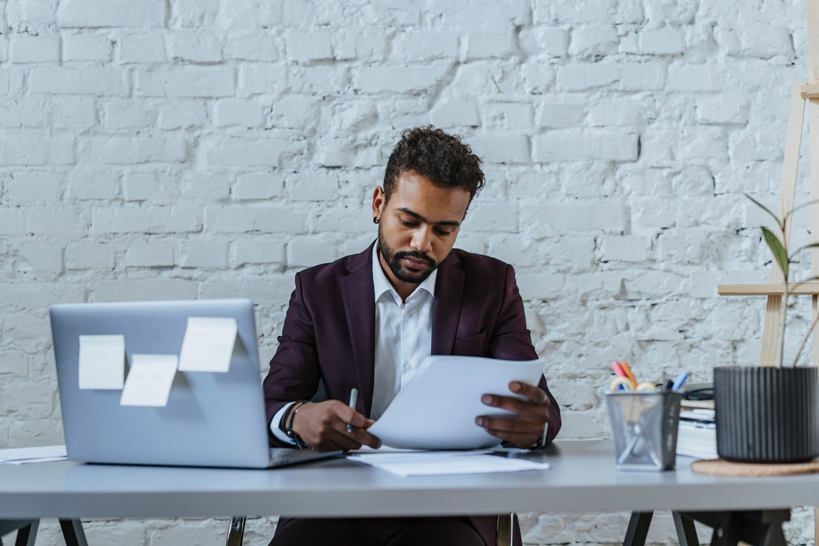 Conseiller examinant un dossier dans un bureau lumineux